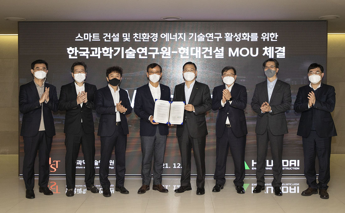 서울시 종로구 현대건설 본사에서 현대건설 윤영준 사장(오른쪽에서 네번째)과 한국과학기술연구원 윤석진 원장(왼쪽에서 네번째)이 업무협약체결을 하고 있다. 서울시 종로구 현대건설 본사에서 현대건설 윤영준 사장(오른쪽에서 네번째)과 한국과학기술연구원 윤석진 원장(왼쪽에서 네번째)이 업무협약체결을 하고 있다.